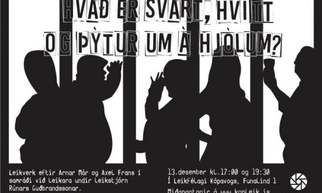 Hvað er svart, hvítt og þýtur um á hjólum?